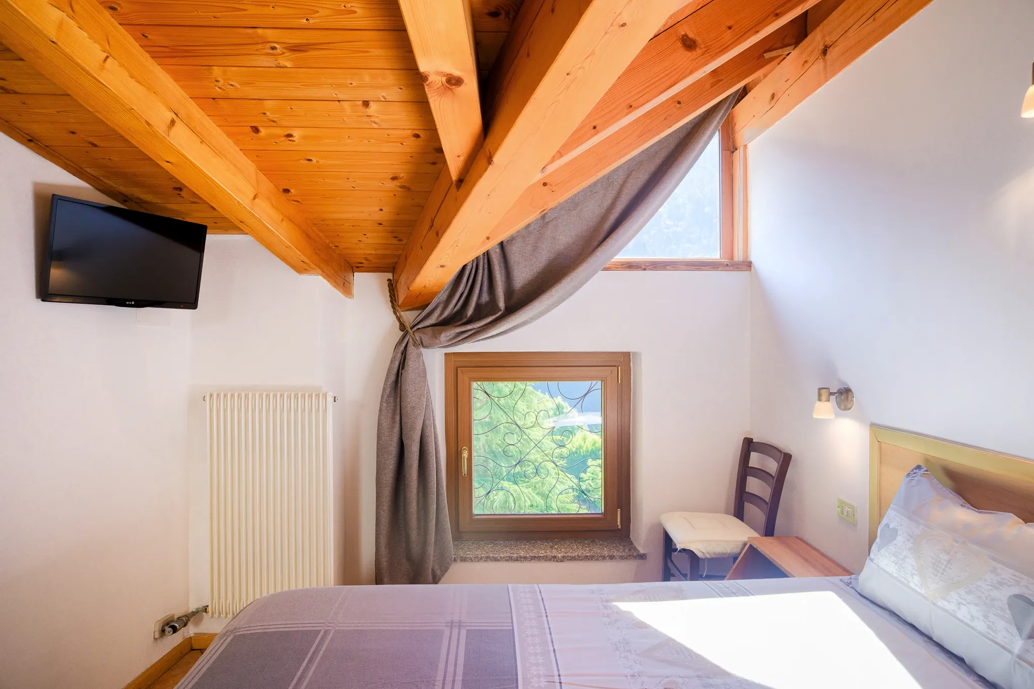 La camera di Achillea sotto il tetto in legno