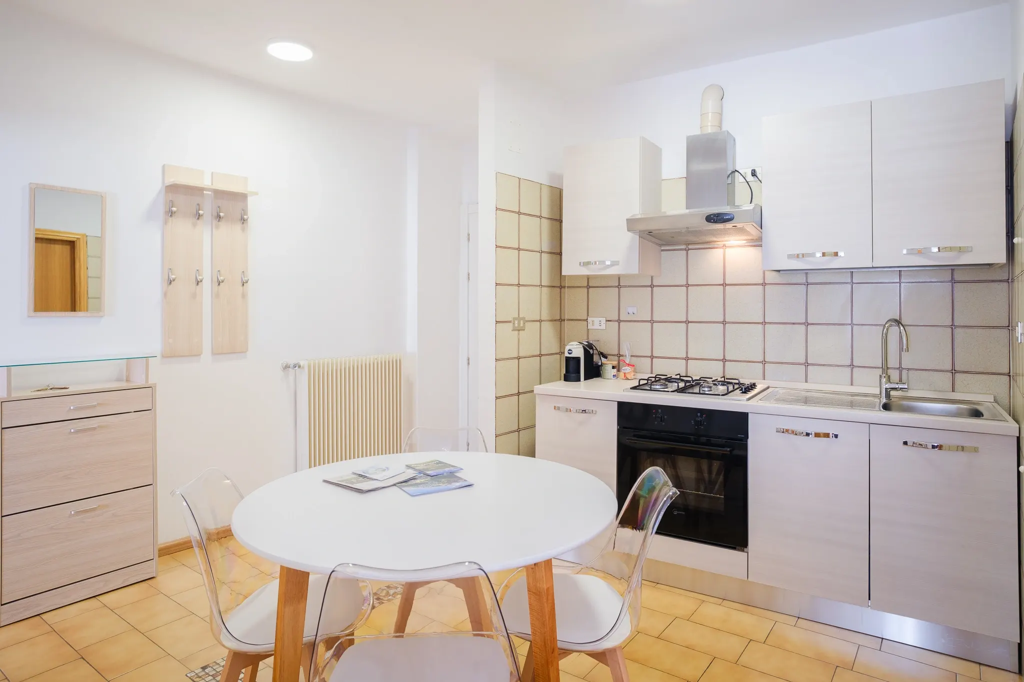 La cucina e il tavolo rotondo di Asperula