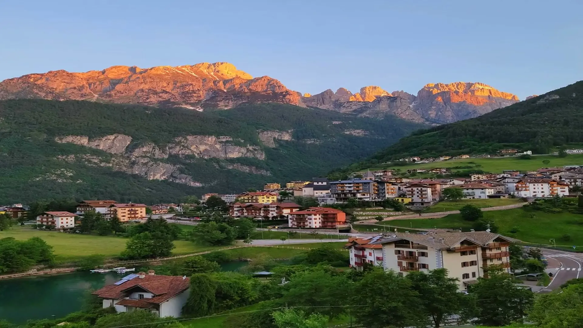A stroll between the houses of Molveno’s old centre