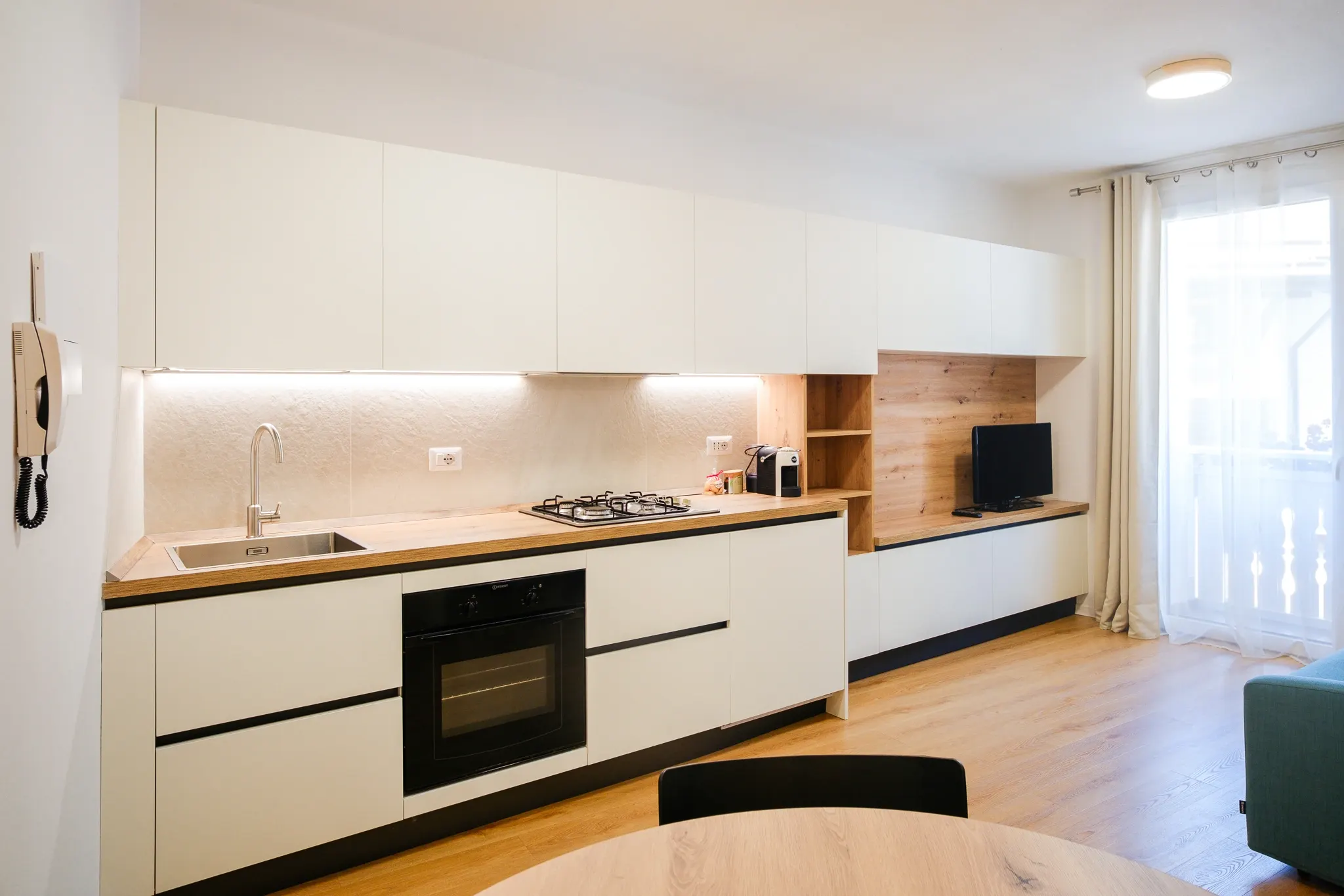 La cucina moderna e il soggiorno di Genziana