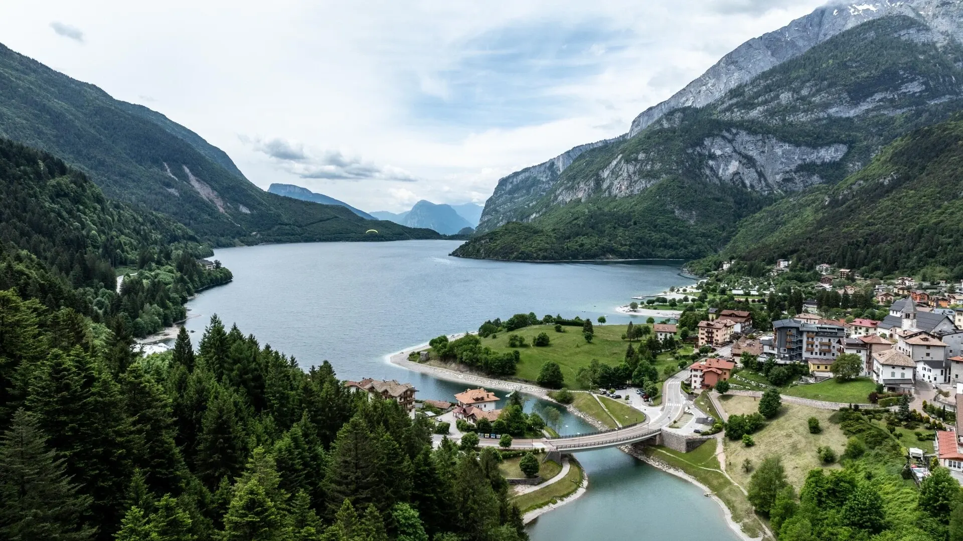 Molveno e il suo lago visti dall’alto, tra boschi e montagne