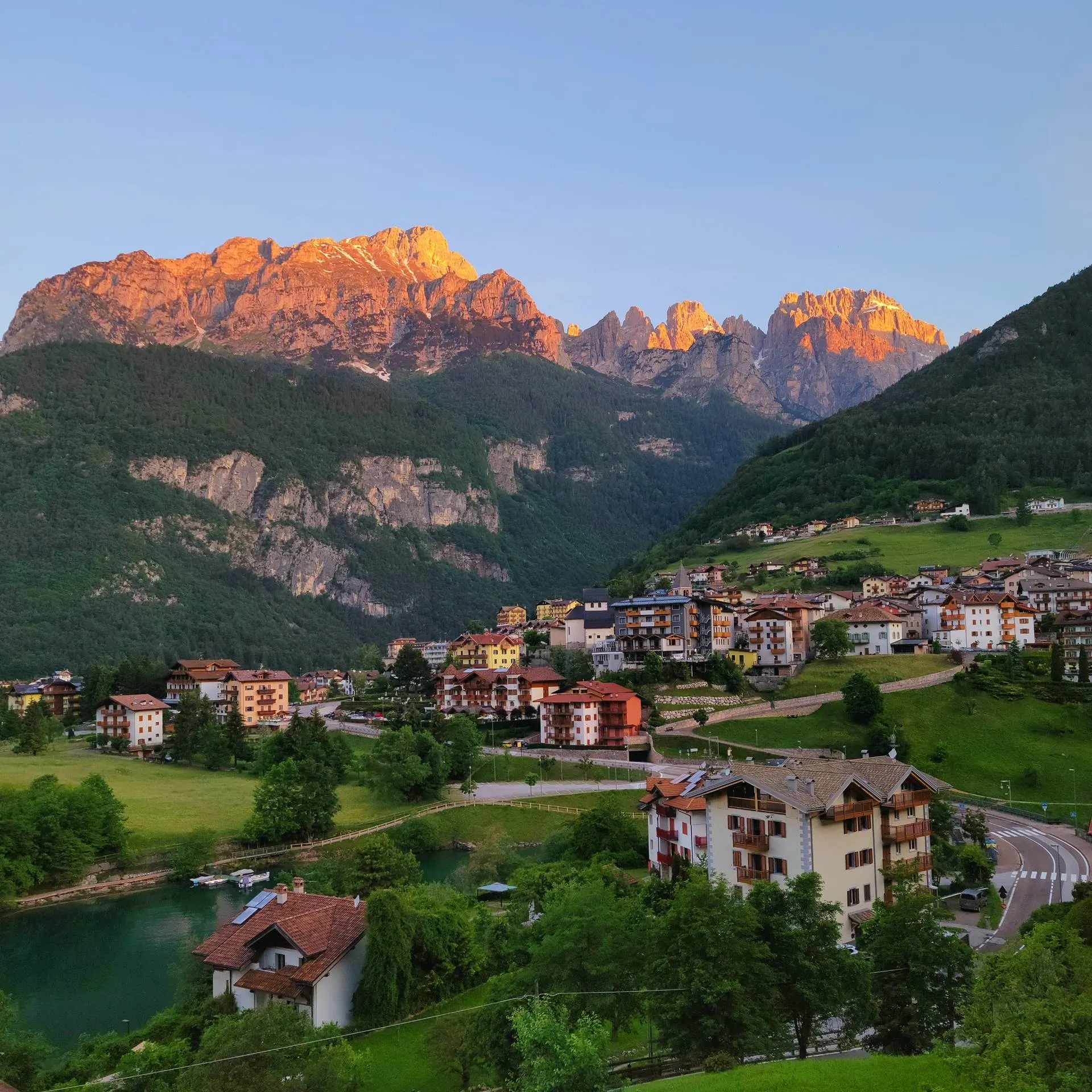 Molveno al tramonto, con le Dolomiti di Brenta illuminate sopra il paese