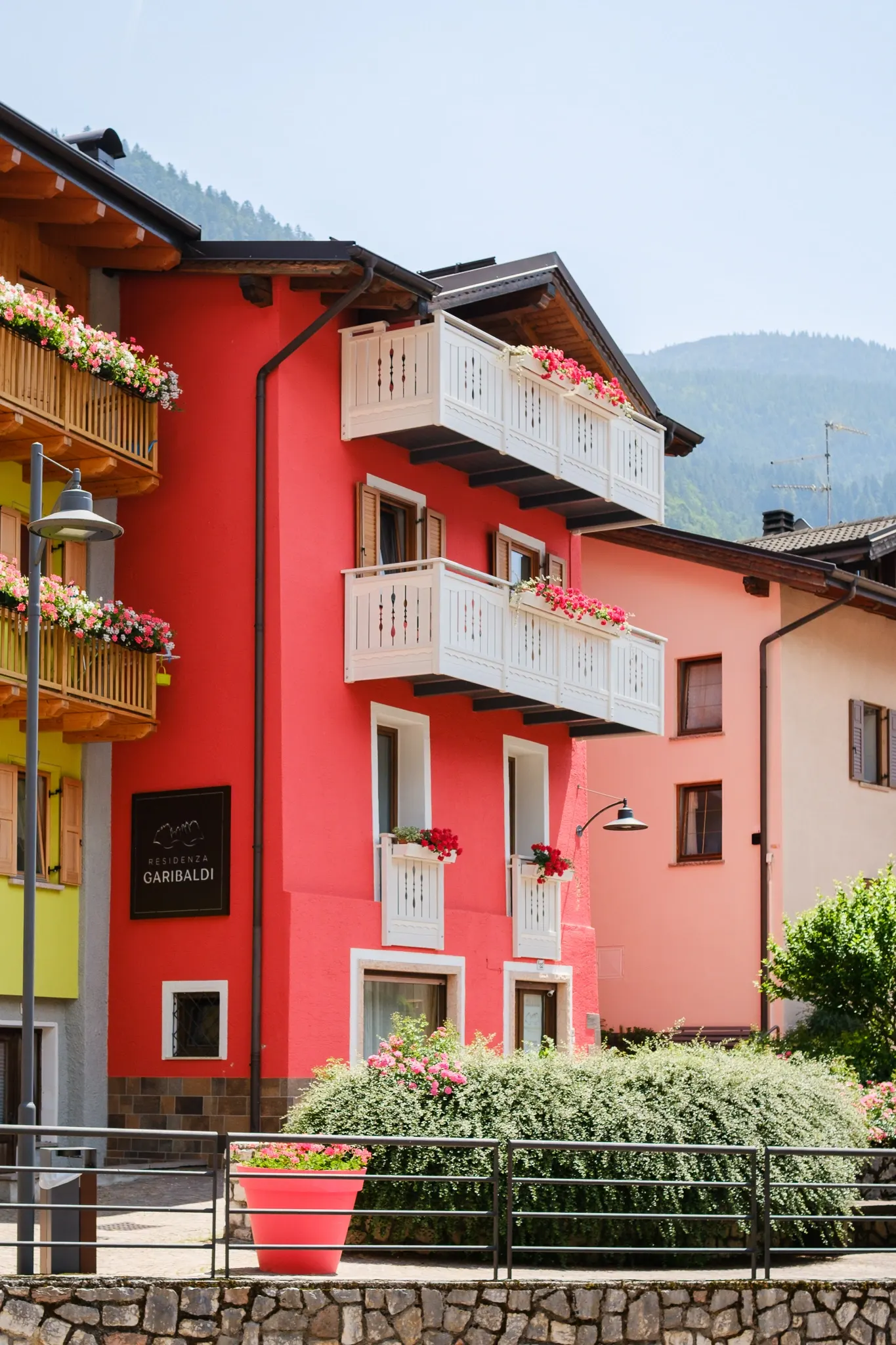 L’ingresso della Residenza Garibaldi con i balconi fioriti