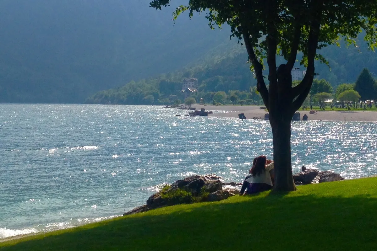 Una pausa sul prato in riva al lago