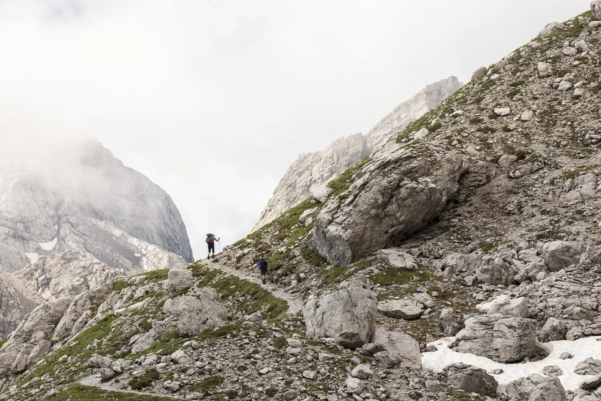 Un escursionista su un sentiero roccioso delle Dolomiti di Brenta